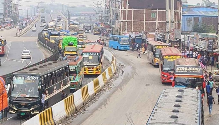 মহাসড়কে গাড়ির চাপ, চলছে ধীরগতিতে