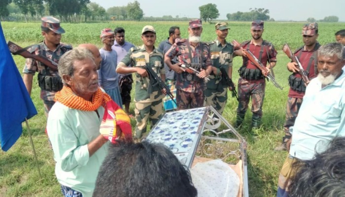 ​সীমান্তের শূন্যরেখায় শেষবারের মতো মাকে দেখলেন দুই মেয়ে