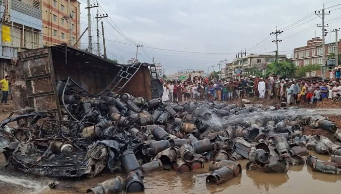 মহাসড়কে ২শ সিলিন্ডার বিস্ফোরণ