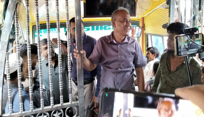 মহাখালী বাস টার্মিনাল পরিদর্শনে স্বরাষ্ট্র উপদেষ্টা