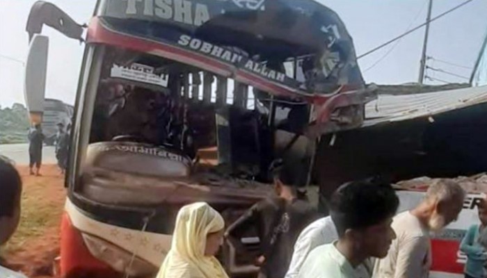 ​নিয়ন্ত্রণ হারিয়ে মসজিদে বাসের ধাক্কা, বাবা-ছেলে নিহত