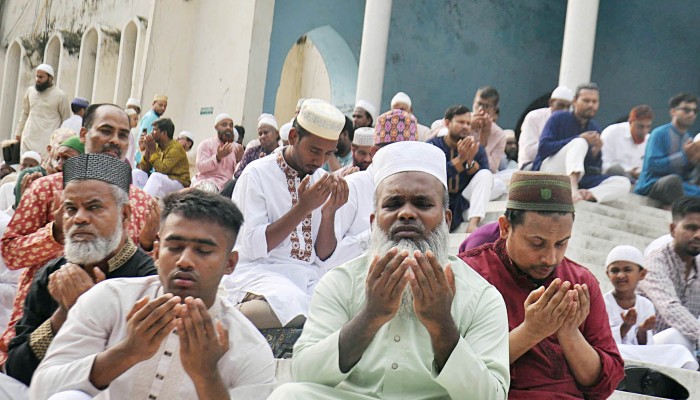 ​মুসলিম উম্মাহর শান্তি কামনায় বায়তুল মোকাররমে বিশেষ মোনাজাত