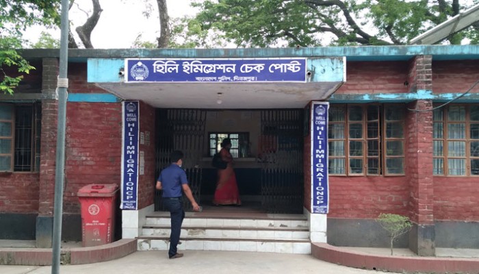 ​নতুন করে করোনার সংক্রমণ, সতর্কতা নেই হিলি চেকপোস্টে