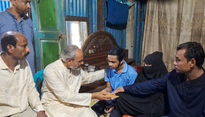 ​দৃষ্টি হারানো জুলাইযোদ্ধার পাশে তারেক রহমান