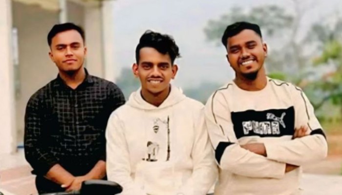 ​মোটরসাইকেলে বাসের ধাক্কা, প্রাণ গেল তিন বন্ধুর