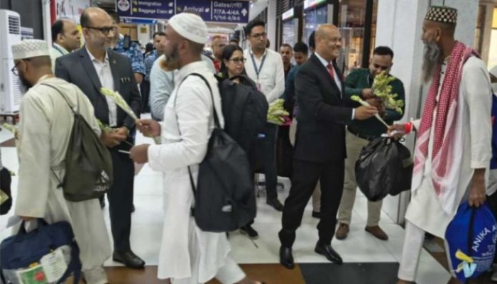 ​​৩৭৪ যাত্রী নিয়ে দেশে পৌঁছেছে প্রথম ফিরতি হজ ফ্লাইট