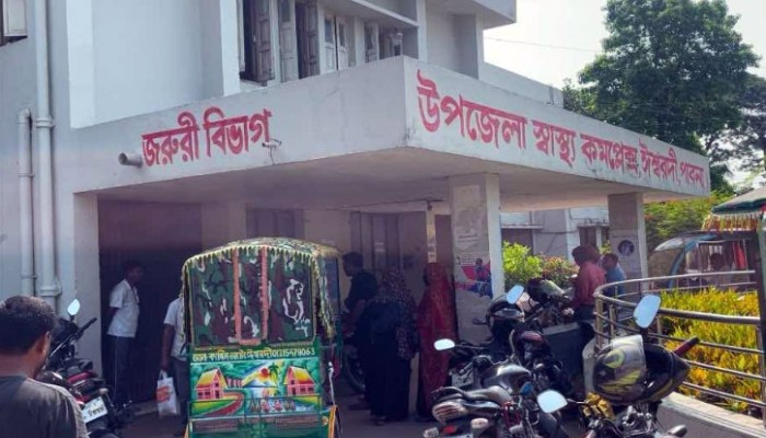 ঈশ্বরদীতে কাভার্ডভ্যান চাপায় মা-মেয়েসহ নিহত ৩