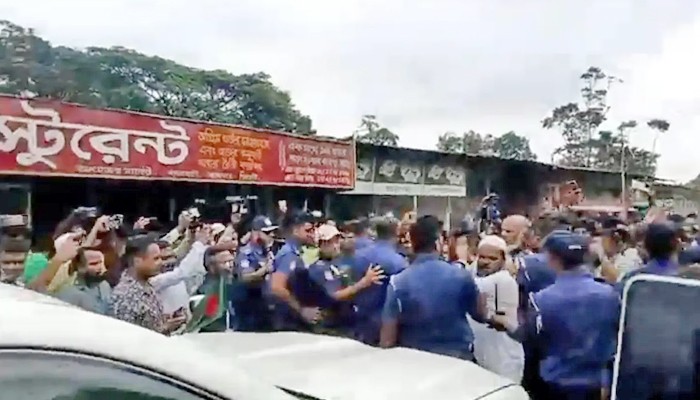 সিলেটে দুই উপদেষ্টার গাড়িবহর আটকে বিক্ষোভ