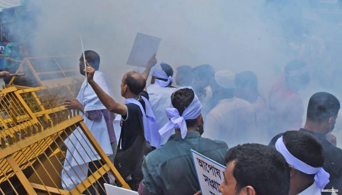 হঠাৎ উত্তপ্ত প্রেস ক্লাব এলাকা: সাউন্ড গ্রেনেড নিক্ষেপ