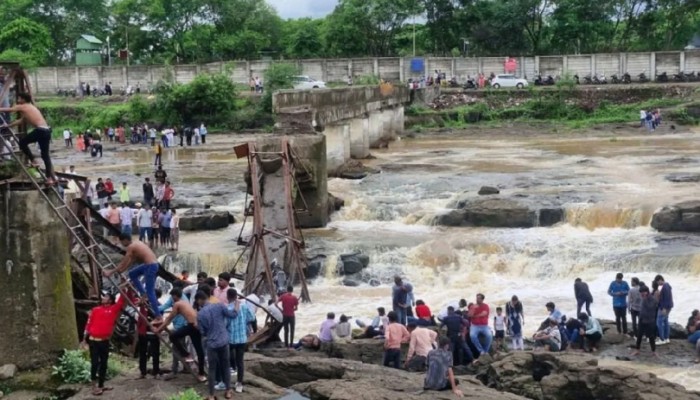 ভারতে সেতু ভেঙে ভেসে গেছে বহু পর্যটক, ২ মরদেহ উদ্ধার