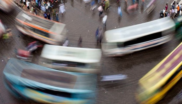 চলন্ত বাসে কলেজছাত্রীকে সংঘবদ্ধ ধর্ষণের অভিযোগ