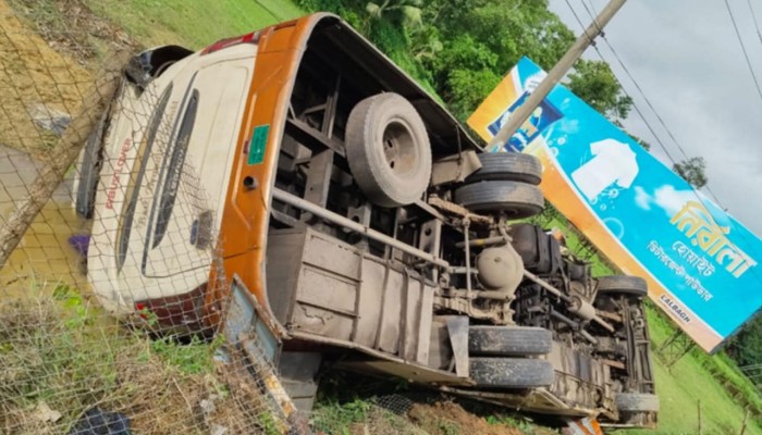 কক্সবাজারে বাস-কাভার্ডভ্যান সংঘর্ষে নিহত ৩