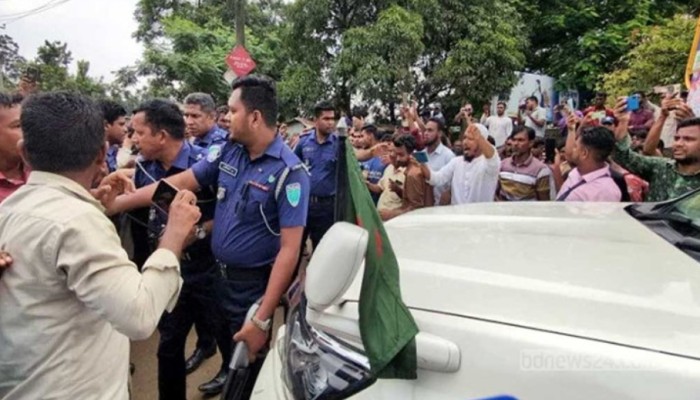 ​দুই উপদেষ্টার গাড়ি আটকে বিক্ষোভ, ১৫৯ জনের বিরুদ্ধে মামলা