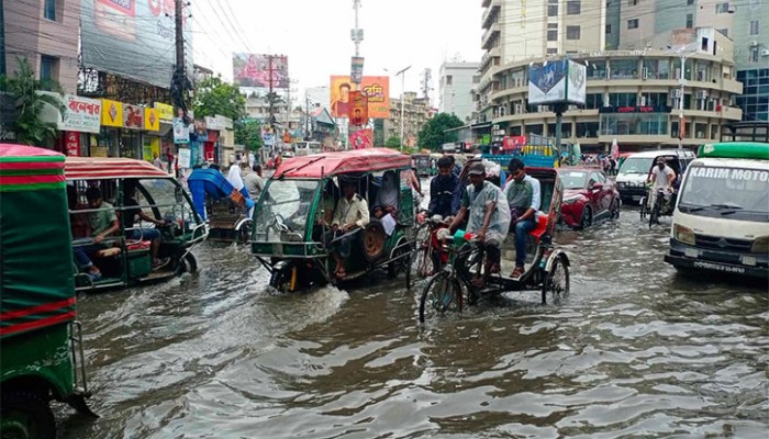 টানা বৃষ্টিতে ডুবলো খুলনা, চরম ভোগান্তিতে নগরবাসী