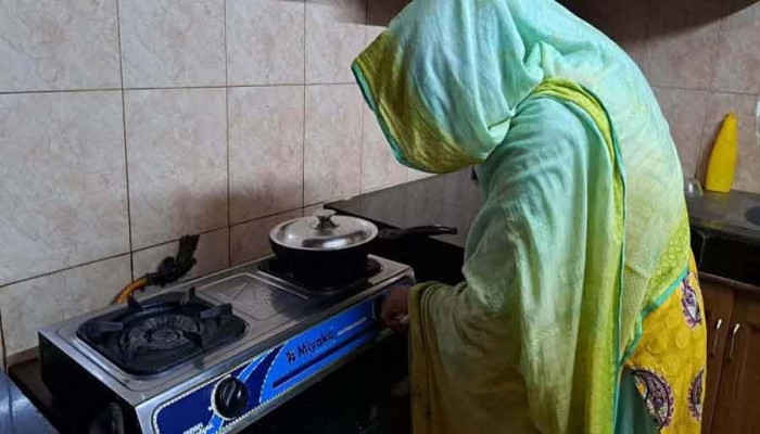 হঠাৎ নিভে গেল চুলা: বিপাকে রাধুনীরা