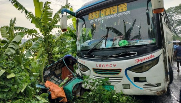 বরগুনায় বাসচাপায় প্রাণ হারালেন বাবা-মেয়েসহ ৩ জন