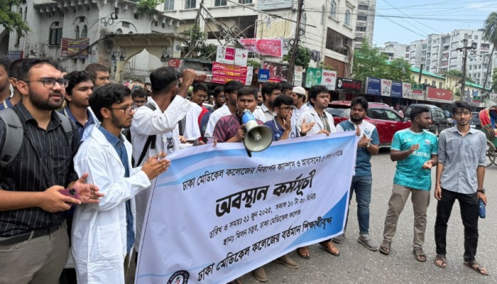 ​হল না ছাড়ার ঘোষণা ঢামেক শিক্ষার্থীদের, চলবে কর্মসূচি