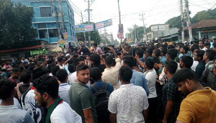 ২১ দফা দাবিতে রংপুরে সড়ক অবরোধ করে শিক্ষার্থীদের বিক্ষোভ