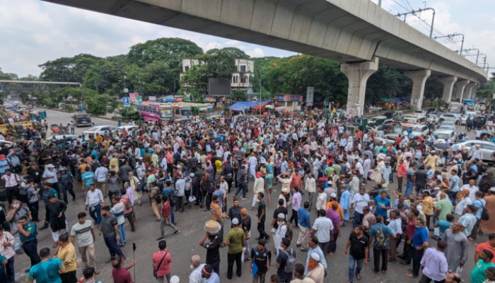 ​চাকরিতে পুনর্বহালের দাবিতে সাবেক বিডিআর সদস্যদের শাহবাগ অবরোধ