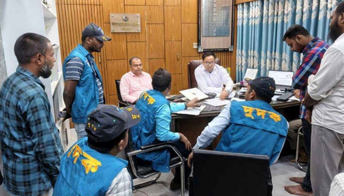 ​১৩ জেলা নির্বাচন অফিসে দুদকের হানা, মিলছে অনিয়ম