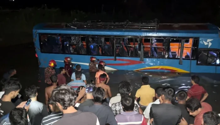 ​নিয়ন্ত্রণ হারিয়ে বরযাত্রীবাহী বাস পুকুরে পড়ে নিহত ৩