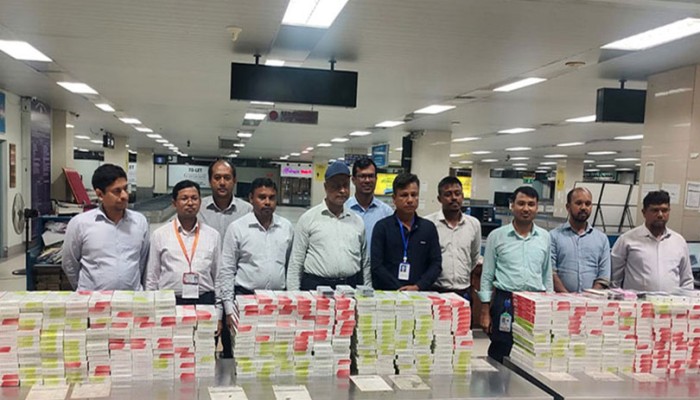 ​দুবাইফেরত ৩ যাত্রীর কাছ থেকে বিপুল সিগারেট ও মোবাইল জব্দ