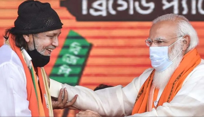 ​মিঠুনকে বুকে জড়িয়ে ধরলেন মোদি