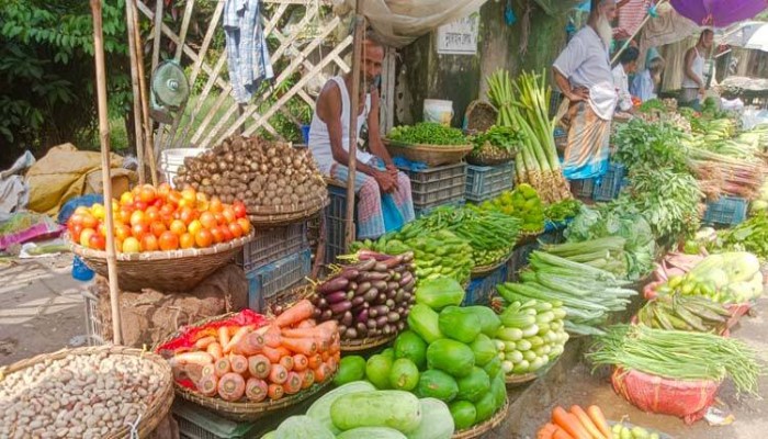 ​সিলেটে বৃষ্টিতে চড়া সবজি বাজার
