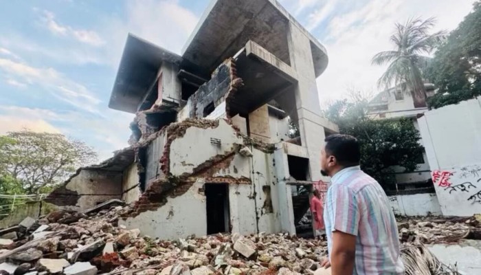 ​ধানমন্ডি ৩২ নম্বর দেখতে এসে যুবলীগ নেতা গ্রেফতার