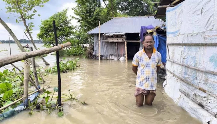 ​ভেঙে গেছে আতাই নদীর বাঁধ, শতাধিক পরিবার পানিবন্দি