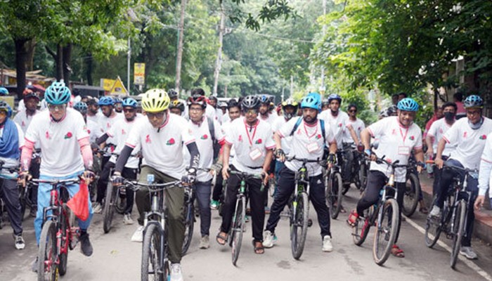 ​গণ-অভ্যুত্থান দিবস উদ্‌যাপনে ঢাকায় বাইসাইকেল শোভাযাত্রা