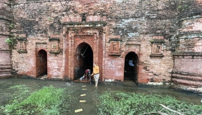 তলিয়ে গেছে প্রাচীন চুনাখোলা মসজিদ,বন্ধ নামাজ আদায়