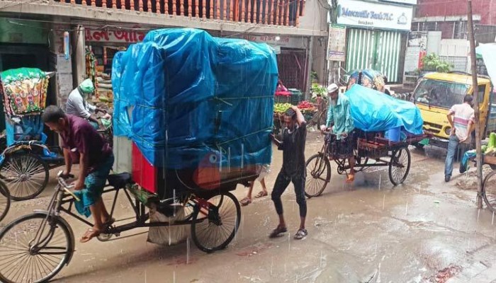 ​টানা বৃষ্টিতে খেটে খাওয়া মানুষের দুর্ভোগ