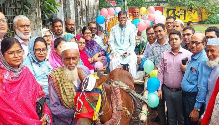 ঘোড়ার গাড়িতে চড়িয়ে শিক্ষক ও অফিস সহায়ককে বিদায়
