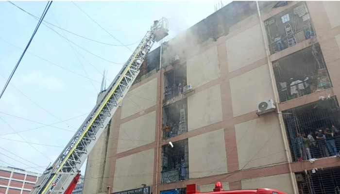 ​গুলিস্তান মার্কেটে আগুন, নিয়ন্ত্রণে ১১ ইউনিট