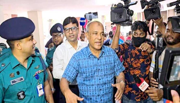 ​মোহাম্মদপুর থানা পরিদর্শনে স্বরাষ্ট্র উপদেষ্টা