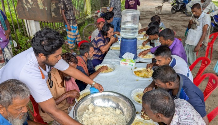 ​২ টাকার হোটেল: মাছ মাংসের সঙ্গে থাকে পান সুপারি