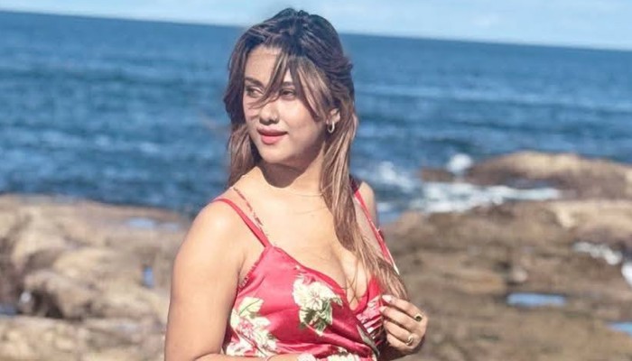 ​সমুদ্রপাড়ে নজর কাড়লেন ববি