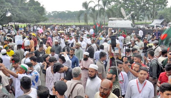​জুলাই ঘোষণাপত্র শুনতে মানিক মিয়া অ্যাভিনিউয়ে মানুষের ঢল