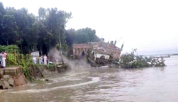 ​কয়েক সেকেন্ডেই পদ্মায় তলিয়ে গেল দ্বিতল মসজিদ!