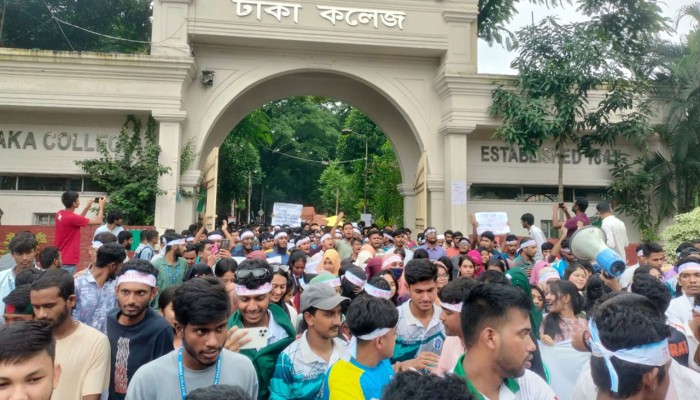 ​প্রস্তাবিত বিশ্ববিদ্যালয়ের অধ্যাদেশ দাবিতে ৭ কলেজ শিক্ষার্থীদের বিক্ষোভ