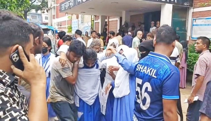 ​স্কুলের ল্যাবে বিকট শব্দ, আগুন আতঙ্কে হুড়োহুড়িতে আহত ৫০