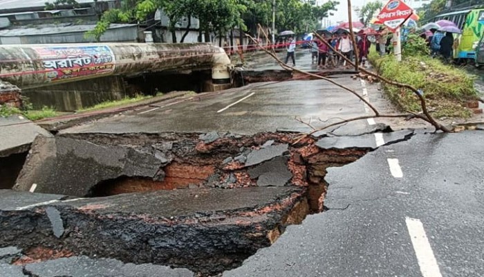 ​চট্টগ্রামের বৃষ্টির কারণে বড় সড়ক দেবে গেছে
