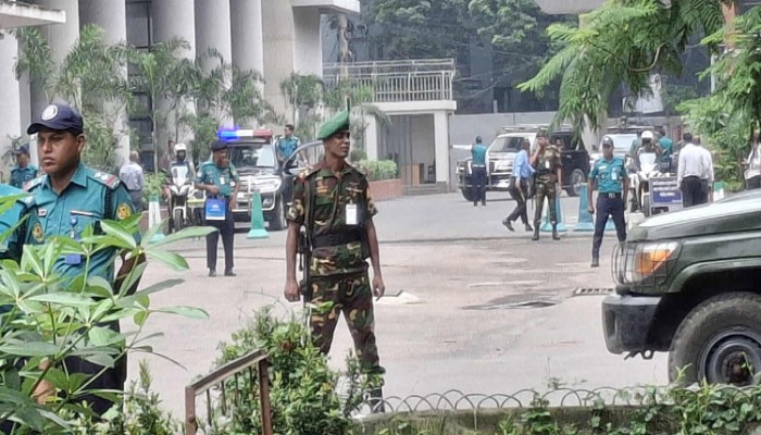 ​সচিবালয়ে প্রধান উপদেষ্টা, কঠোর নিরাপত্তা