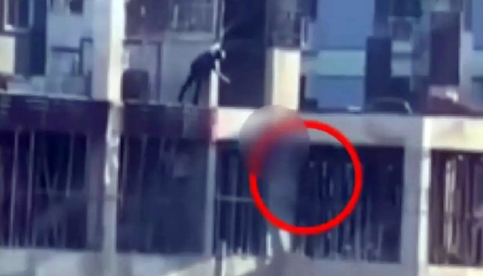 ​কার্নিশে ঝুলে থাকা তরুণকে গুলির মামলায় অভিযোগ দাখিল