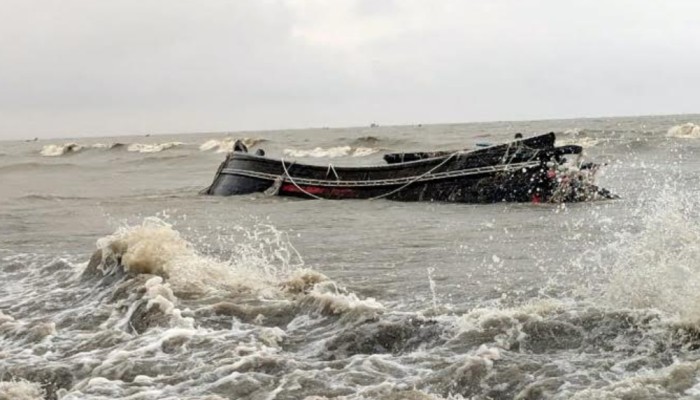 ​সৈকতে ভেসে এলো ট্রলারসহ জেলের মরদেহ