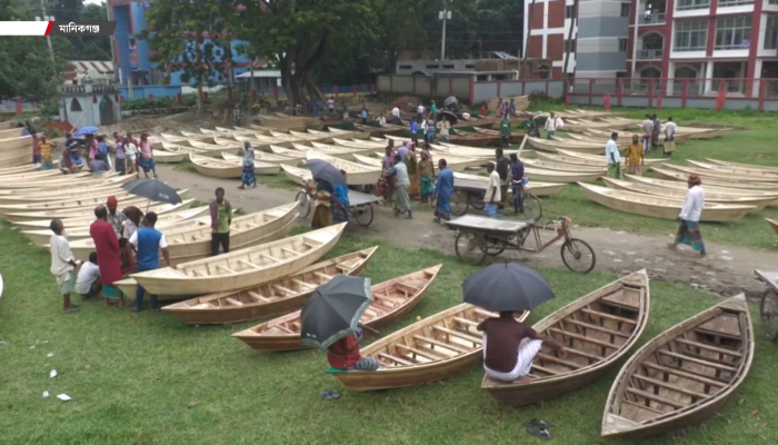 ​বর্ষায় জমজমাট নৌকার হাট