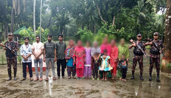 ​নওগাঁ সীমান্তে ১৮ জনকে ঠেলে পাঠালো বিএসএফ