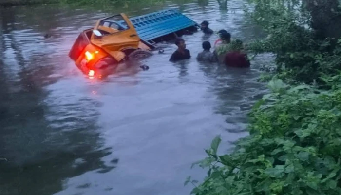 ​এবার ট্রাক খাদে পড়ে স্কুলছাত্র নিহত