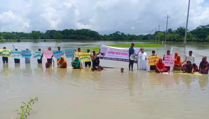 ​কলাগাছের ভেলায় ভেসে অভিনব সংবাদ সম্মেলন